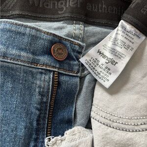 40W x 29L Wrangler Men's Authentic Blue Relaxed waist Fit Jeans